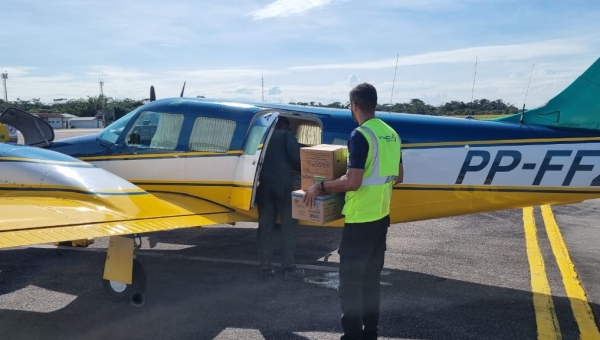 No interior do Acre, aeronave do Gabinete Militar do governo transporta vacinas contra gripe e sarampo